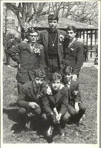 1965_Last_year_in_Highschool_(_Simon_Dragan_with_Glasses)