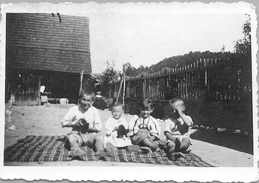 Emil,_Mariana,_Uca._Simion_Dragan_in_1952_in_Tichindeal