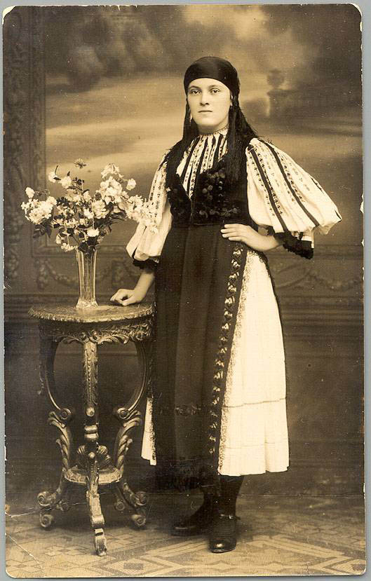 Maria_Dragan_(maiden_Bara)_Photo_in_Sibiu_aprox_1939