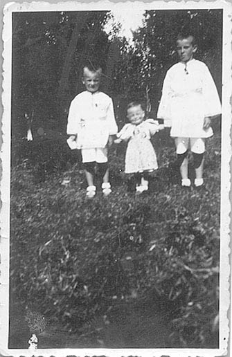 Simion,_Mariana_and_Emil_Dragan_1952_(Mariana_is_the_boys'_cousin)